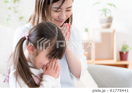拝む ママ 女の子 拝む ママ 女の子 61779441