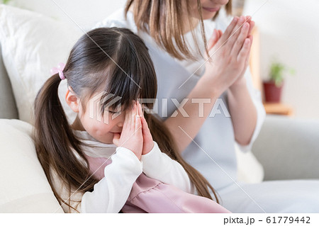 拝む ママ 女の子 拝む ママ 女の子 61779442