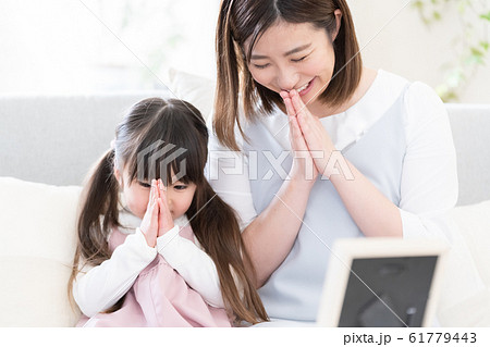 拝む　ママ　女の子 61779443