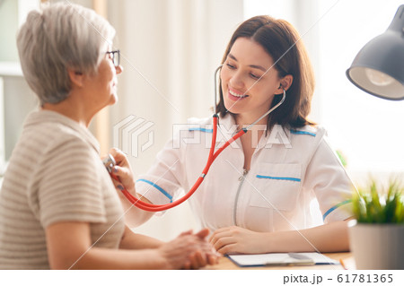 patient listening to doctor 61781365