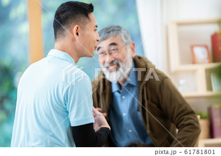 着脱介護　介護イメージ　シニア　デイケア　介護福祉士　老人ホーム 61781801