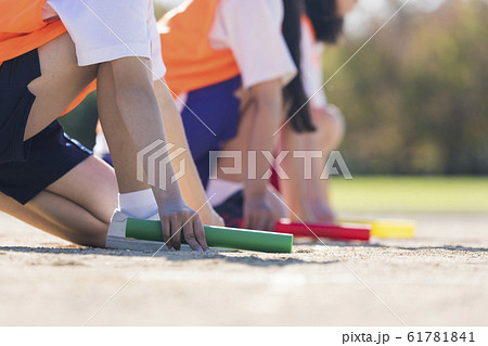 スタートラインに並ぶ高校生 61781841
