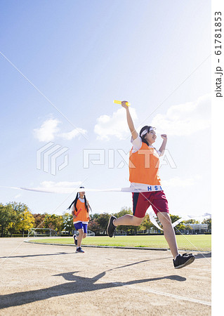 走る高校生 61781853