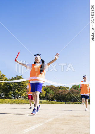 走る高校生 61781856