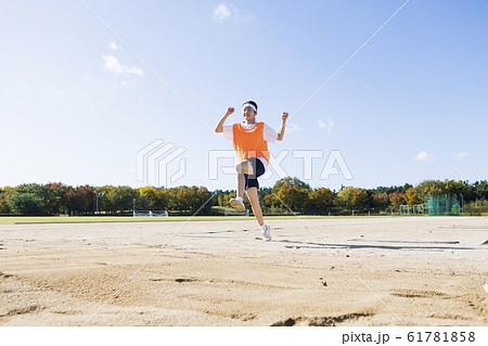 走り幅跳びをする高校生 走り幅跳びをする高校生 61781858