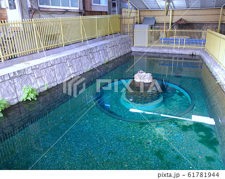 阪神電車、御影駅の高架下にある碧く澄んだ霊泉の湧き水「沢の井」（源泉） 61781944