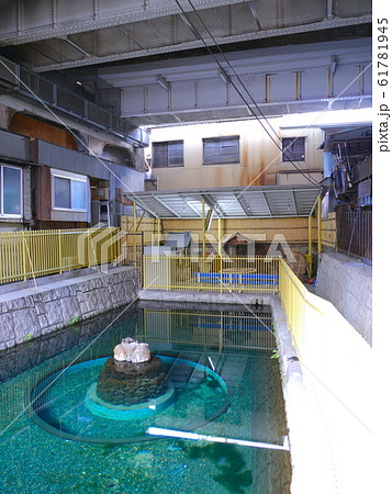 阪神電車、御影駅の高架下にある碧く澄んだ霊泉の湧き水「沢の井」（源泉） 61781945