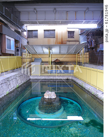 阪神電車、御影駅の高架下にある碧く澄んだ霊泉の湧き水「沢の井」（源泉） 61781946