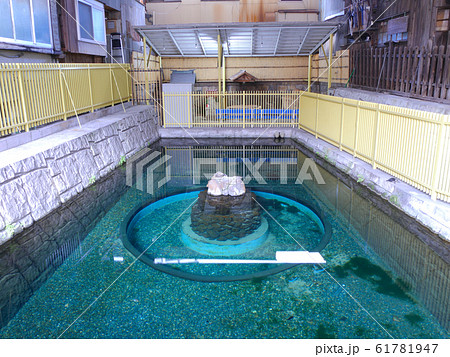 阪神電車、御影駅の高架下にある碧く澄んだ霊泉の湧き水「沢の井」(源泉) 阪神電車、御影駅の高架下にある碧く澄んだ霊泉の湧き水「沢の井」(源泉) 61781947