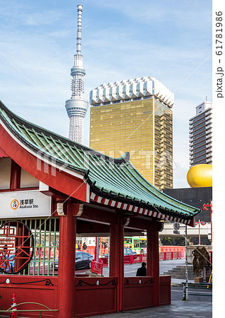 都市風景　吾妻橋交差点から望む東京スカイツリー 61781986