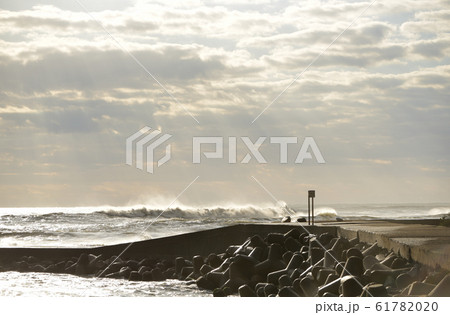 （千葉県/いすみ市/大原町/丹ケ浦）　白波に雲間から朝日が降り注ぎ輝く　【元旦の風景/2020】 61782020