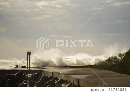 （千葉県/いすみ市/大原町/丹ケ浦）　堤防に激しく打ち当たる白波　【元旦の風景/2020】 61782021