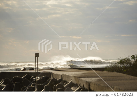 (千葉県/いすみ市/大原町/丹ケ浦) 押し寄せる白波に朝日が降り注ぐ 【元旦の風景/2020】 (千葉県/いすみ市/大原町/丹ケ浦) 押し寄せる白波に朝日が降り注ぐ 【元旦の風景/2020】 61782022