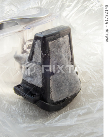 布団クリーナーのフィルターについたアレルギーの元のハウスダスト 61782148