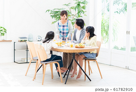 若い家族（食事） 61782910
