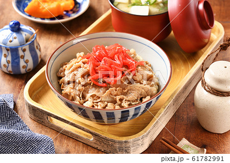 Japanese beef on rice bowl 61782991