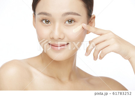 白バックの女性ビューティー写真 61783252