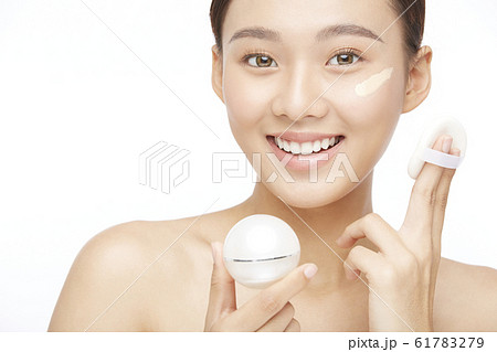 白バックの女性ビューティー写真 白バックの女性ビューティー写真 61783279
