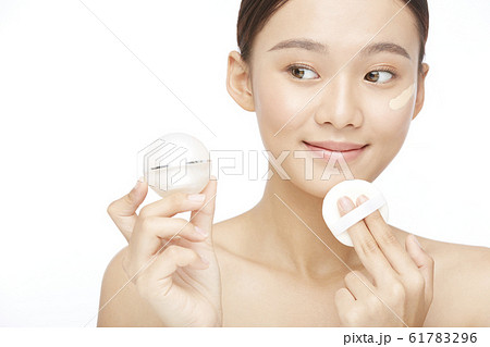 白バックの女性ビューティー写真 白バックの女性ビューティー写真 61783296