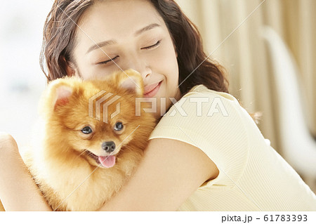 小型犬と暮らす若い女性 小型犬と暮らす若い女性 61783393
