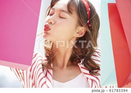 買い物を楽しむ女性 61783394