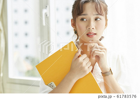 若い女性のビジネスポートレート 61783576
