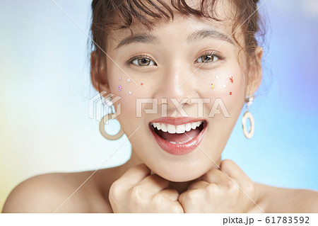 ポップな女性ポートレート ポップな女性ポートレート 61783592