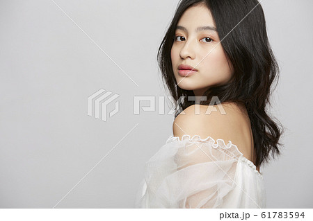 ドレスを着た女性のビューティーポートレート 61783594