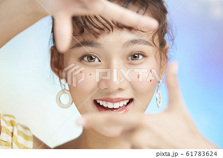 ポップな女性ポートレート 61783624