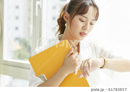 若い女性のビジネスポートレート 61783657