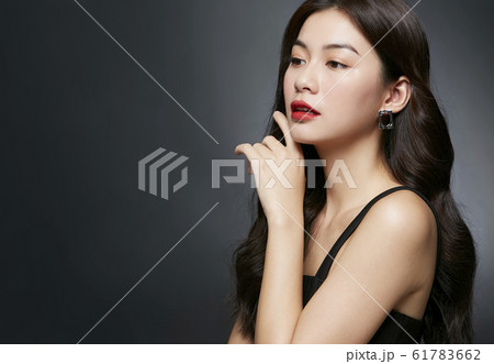 黒背景のドレスポートレート 61783662
