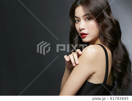 黒背景のドレスポートレート 61783685