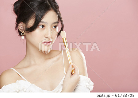 ピンク色背景の女性ビューティー写真 ピンク色背景の女性ビューティー写真 61783708