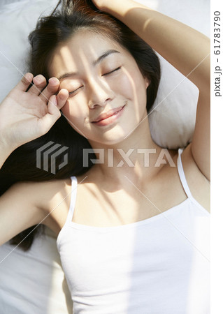 リラックスムードのビューティーポートレート 61783790