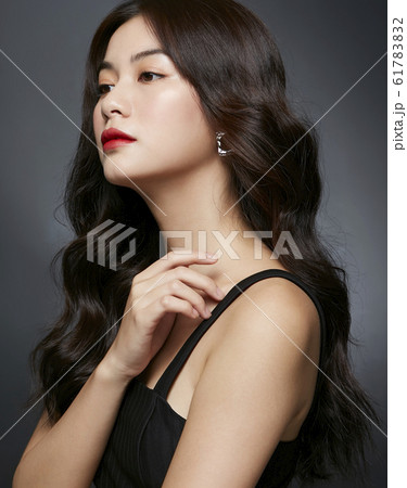 黒背景のドレスポートレート 黒背景のドレスポートレート 61783832