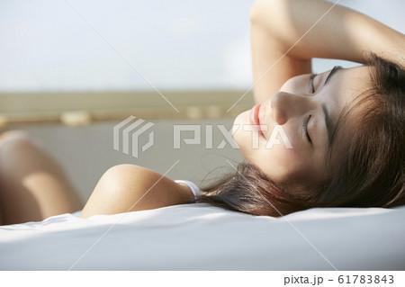 リラックスする女性と日差しの写真素材