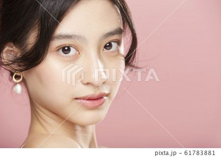 ピンク色背景の女性ビューティー写真 ピンク色背景の女性ビューティー写真 61783881