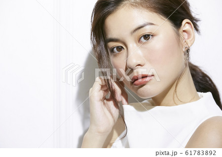 ツヤのある女性ポートレート 61783892