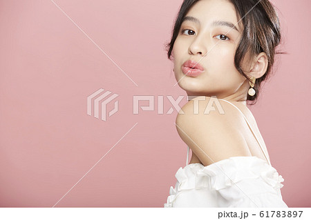 ピンク色背景の女性ビューティー写真の写真素材 6177