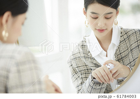 スキンケアをする女性 スキンケアをする女性 61784003
