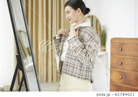 自室でドレスアップをする女性 自室でドレスアップをする女性 61784021