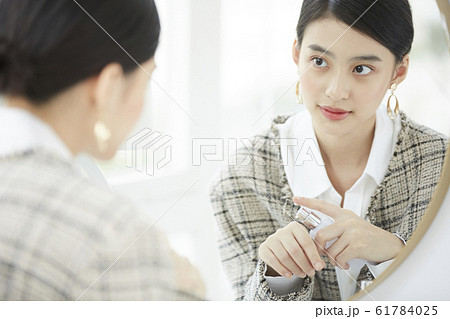 スキンケアをする女性 61784025