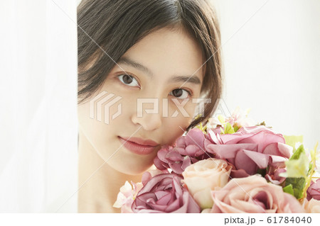 ウエディングドレスを着た女性のポートレート ウエディングドレスを着た女性のポートレート 61784040