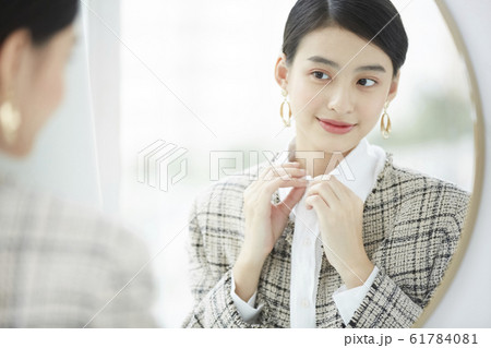 ドレスアップをする女性 ドレスアップをする女性 61784081