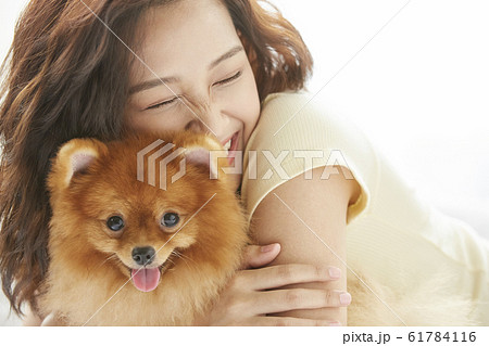 小型犬と暮らす若い女性 61784116