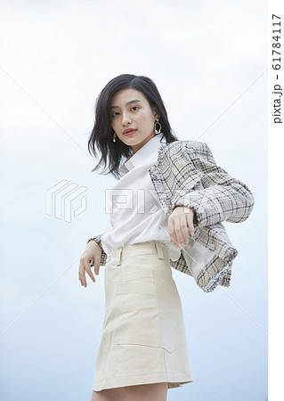 空抜けのファッションポートレートの写真素材