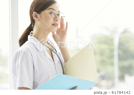 若い看護師のポートレート 若い看護師のポートレート 61784142