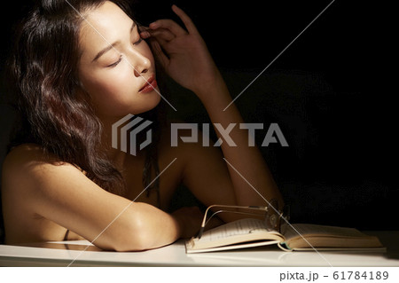 リラックスする女性と光のコントラスト 61784189