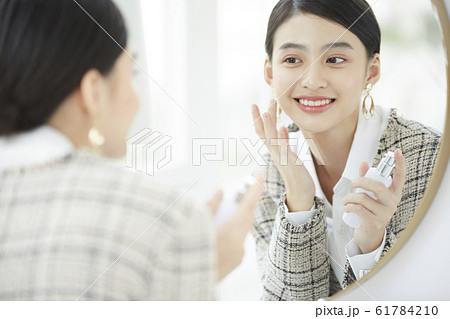 スキンケアをする女性 61784210