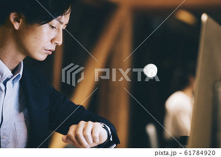 仕事をする会社員 61784920